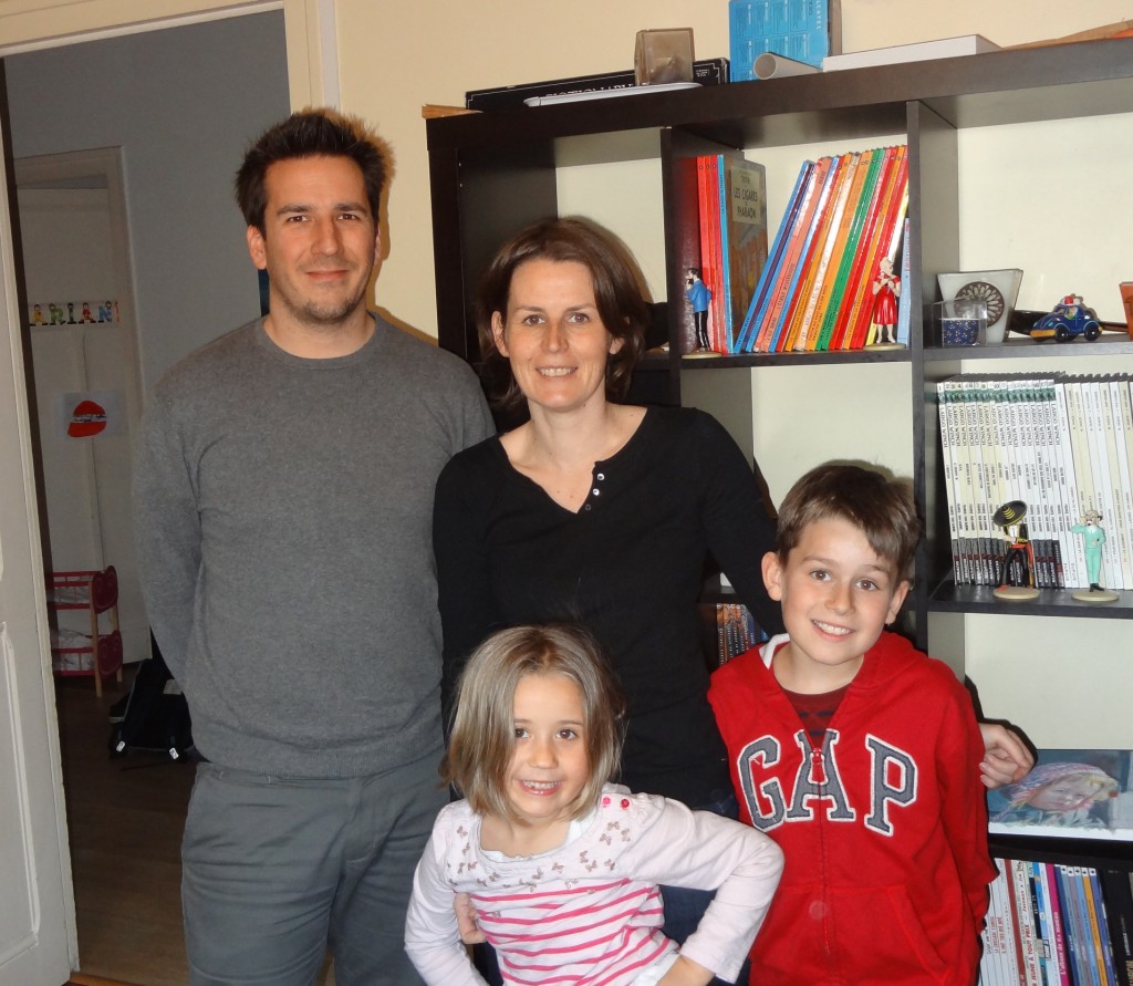 Tolis et Leatitia avec leur enfants Timeo et Ariane dans leur maison de Lyon. S’ils ont participé au concours FAEP dans leur ancien appartement, ils n’ont pas oublié les écogestes qui réduissent la facture